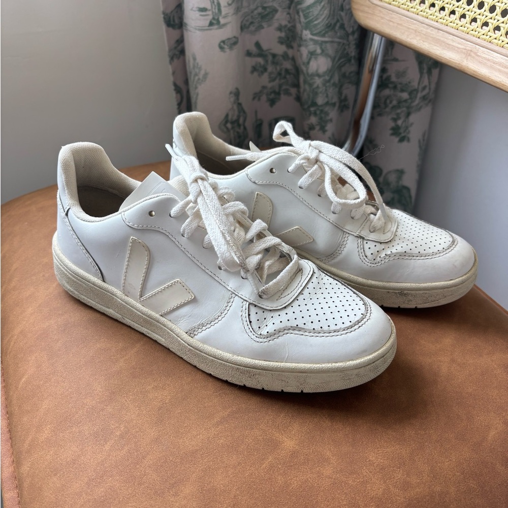 Veja Women’s White Sneakers - size 7